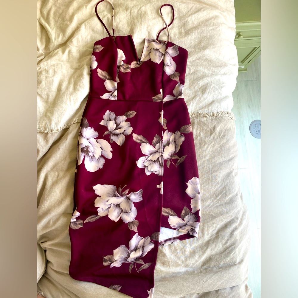 Asymmetrical bodycon midi dress with floral patterns